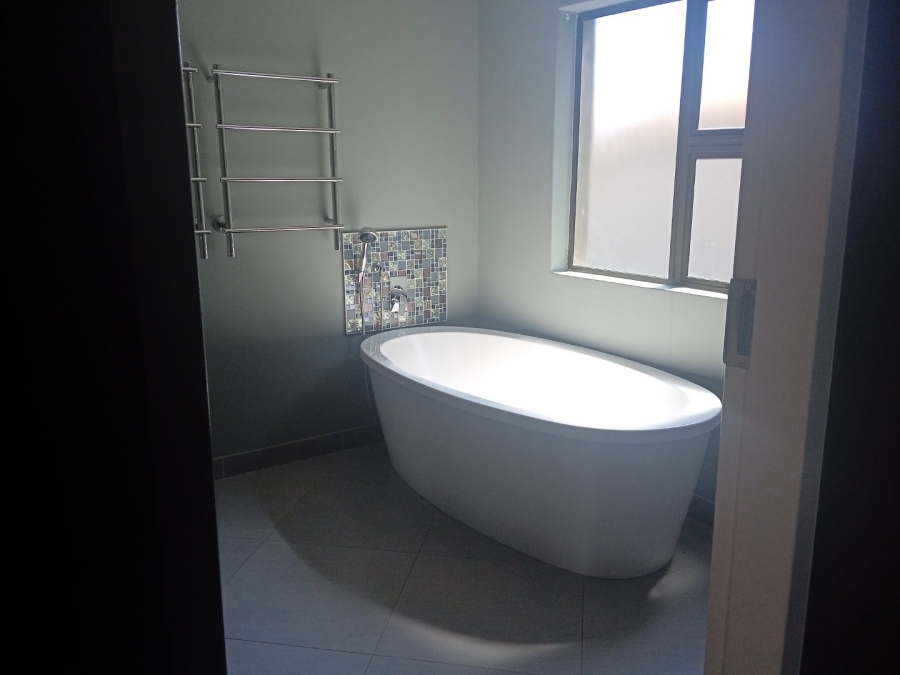 To Let 5 Bedroom Property for Rent in Xanadu North West